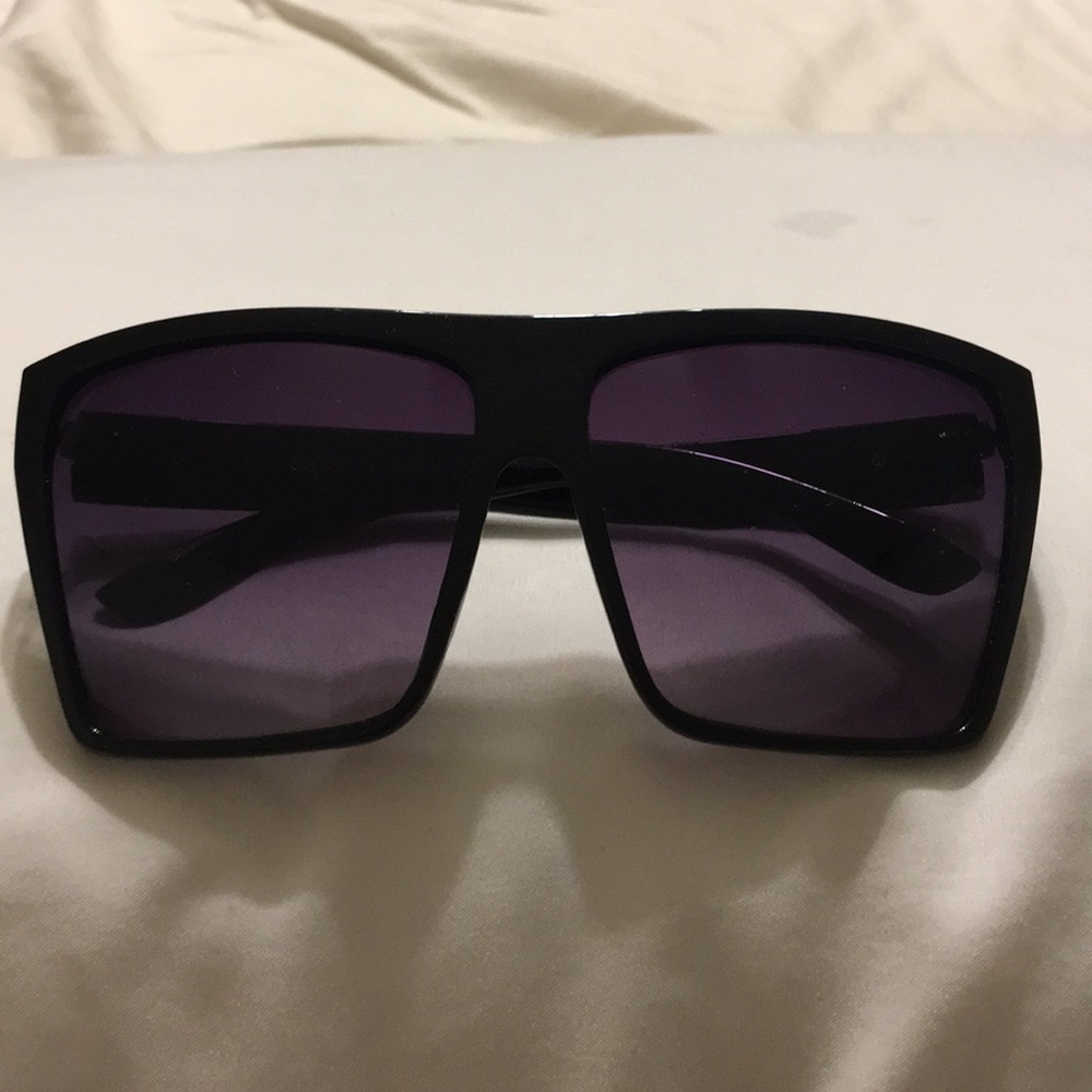 Extra large frames!  Style worn by many stars